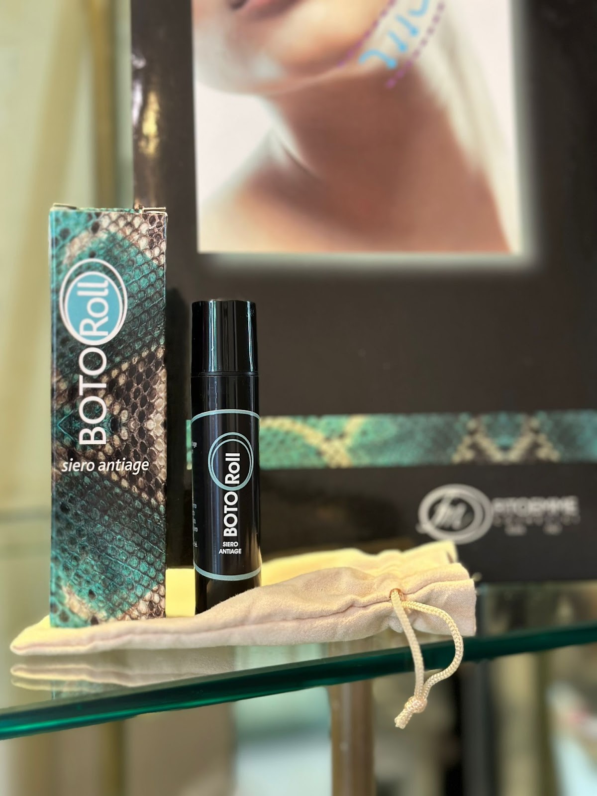 Siero viso antiage in esposizione al centro estetico