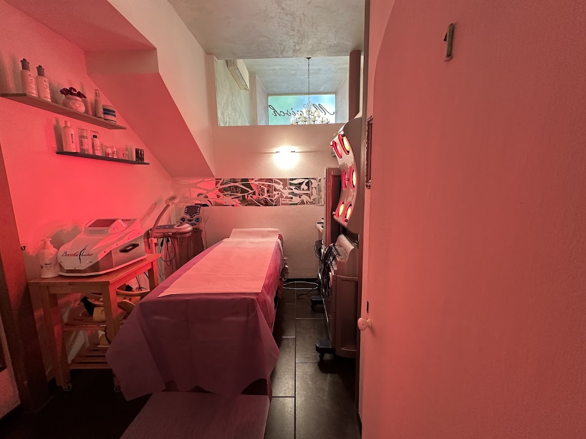 Cabina trattamenti di Magisch Estetica con apparecchiature e luce soffusa