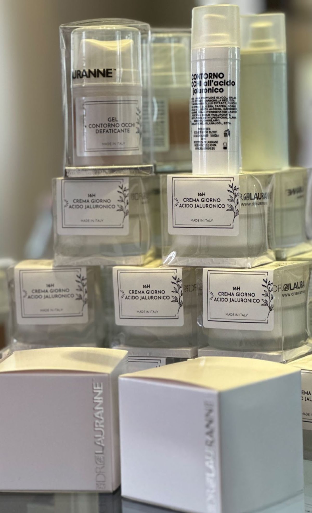 Linea di creme viso all'acido jaluronico esposte al centro
