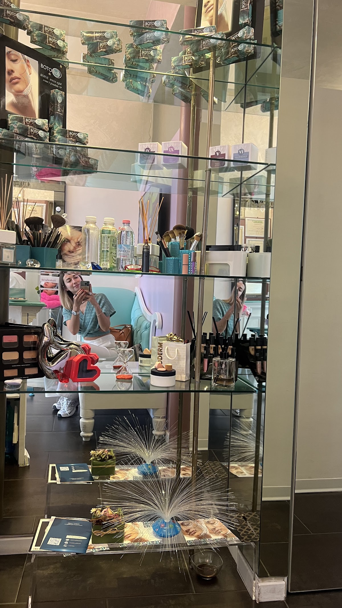 Vetrina con prodotti e cosmetici professionali del centro